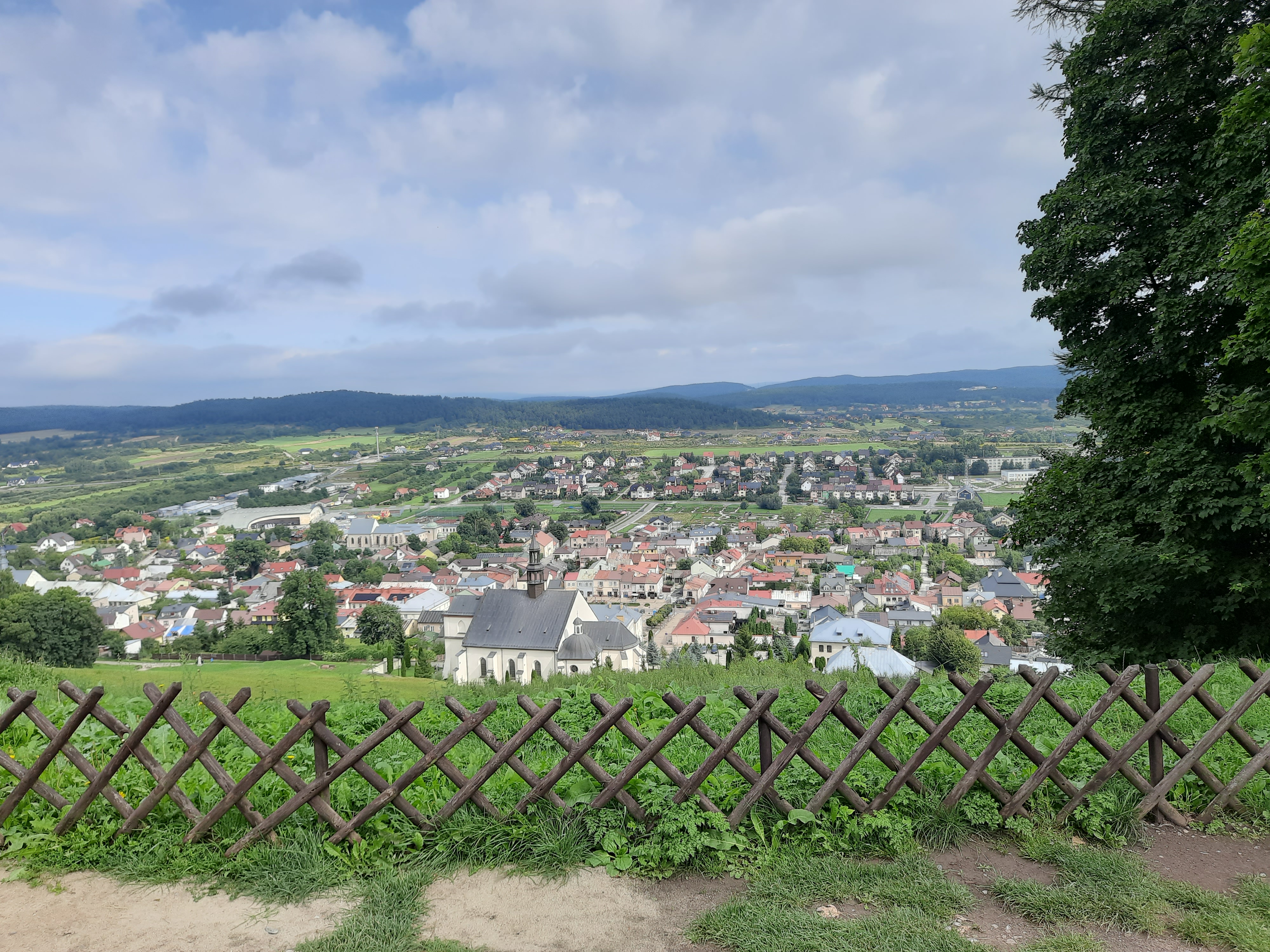 Widok ze wzgórza nieopodal zamku w Chęcinach