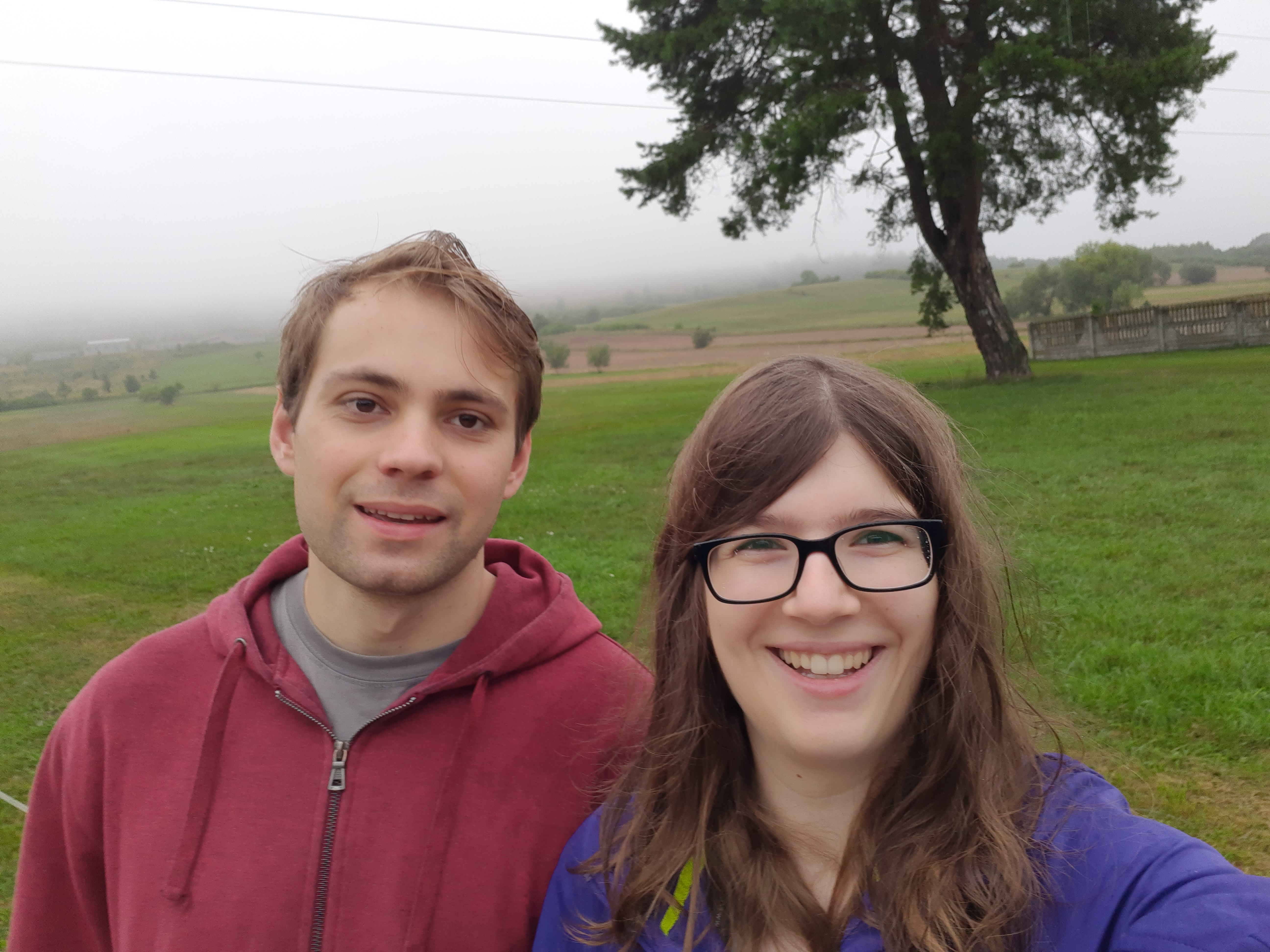 Julia i Wiktor spacerują we mgle 